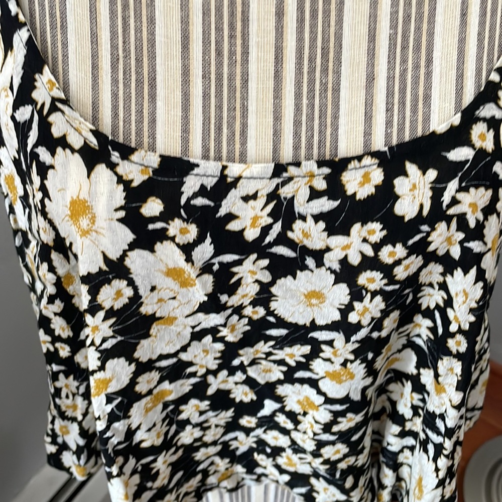 Daisy Print Crop Top - Picture 3 of 5